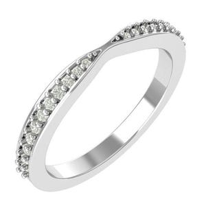 Puede incluir: Un anillo plateado curvado con una fila de pequeñas piedras preciosas transparentes. El diseño del anillo es delicado y elegante, ideal para una boda u ocasión especial. Las piedras preciosas brillan sobre el metal pulido.
