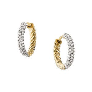 Puede incluir: Un par de pendientes de aro dorados. Cada pendiente presenta una sección incrustada con pequeñas piedras preciosas transparentes y un diseño de cuerda trenzada. Los pendientes se muestran sobre un fondo blanco.