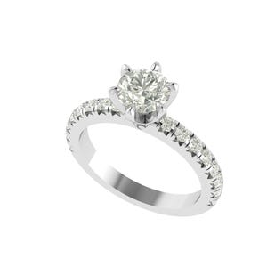 Könnte beinhalten: Ein silberner Verlobungsring mit einem großen, runden, klaren Mittelstein. Das Band ist ebenfalls mit kleineren, klaren Edelsteinen besetzt. Der Ring ist vor einem weißen Hintergrund platziert, der sein Funkeln und Design hervorhebt.