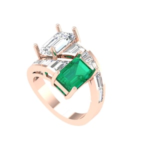 Puede incluir: Anillo de oro rosa con una gran gema verde de talla esmeralda y dos gemas claras de talla esmeralda. El anillo también tiene varias gemas claras más pequeñas. El anillo está sobre un fondo blanco.