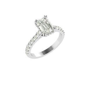 Puede incluir: Un anillo de compromiso de oro blanco con una gran piedra central de diamante talla esmeralda. La banda está adornada con diamantes redondos más pequeños. El anillo se presenta sobre un fondo blanco, resaltando su brillo y diseño.