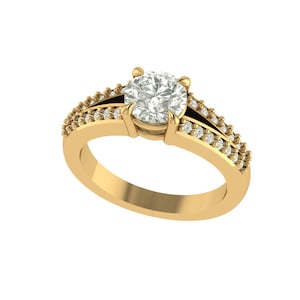 Puede incluir: Anillo de compromiso dorado con una piedra preciosa grande, redonda y transparente en el centro. La banda dorada está adornada con pequeñas piedras preciosas transparentes. El anillo tiene un diseño clásico y elegante.