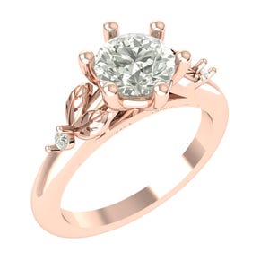 Puede incluir: Anillo de compromiso de oro rosa con una piedra preciosa grande, redonda y transparente. El anillo tiene un diseño floral con detalles de hojas y pequeñas piedras de acento. El anillo está sobre un fondo blanco.