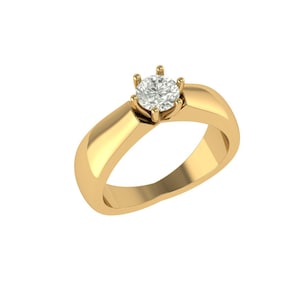 Puede incluir: Un anillo de oro con una sola gema redonda y transparente engastada en un engaste de seis puntas. La banda es de oro liso y pulido. El anillo está sobre un fondo blanco.