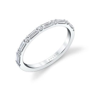 Könnte beinhalten: Ein silberner Bandring mit abwechselnd Baguette- und Runddiamanten. Der Ring trägt den Markennamen "SYLVIE" auf der Innenseite eingraviert. Die Diamanten sind in einer Kanalfassung gesetzt, wodurch ein kontinuierliches Funkeln entsteht.