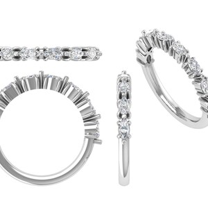 Puede incluir: Un anillo de plata con múltiples piedras preciosas blancas. El anillo se muestra desde múltiples ángulos, incluyendo una vista superior, una vista lateral y primeros planos de las piedras preciosas. Las piedras son redondas y en forma de marquesa.