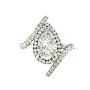 Puede incluir: Anillo de oro blanco con un diamante central en forma de pera, rodeado por un halo de diamantes más pequeños. La banda se divide en dos secciones curvas, cada una con diamantes adicionales, creando un diseño único y elegante.