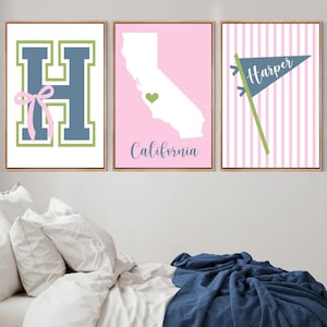 Personlig väggkonst i studentrummet: Preppy monogram för tjej med statskarta och collegemotiv, set med 3 - Inramad, canvastryck eller konsttryck