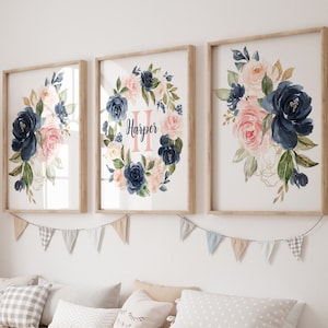 Arte de pared con flores rosa marino - Decoración de pared para habitación infantil en coral marino - Impresión enmarcada con monograma floral de niña - Juego de 3 lienzos personalizados para niña