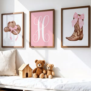 ブーツ ボウ ウォールデコ - モノグラム ブーツ ボウ アートプリント - 額入りカウガールアートワーク - ブーツ ボウ ウォールアート - パーソナライズされた女の子用キャンバス 3枚セット