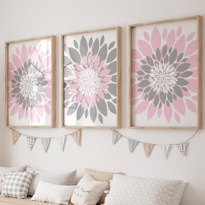 Arte de pared con flores rosas y grises - Decoración de pared para dormitorio con pétalos de dalia en color rosa y gris - Juego de 3 piezas de arte para baño en rosa y gris