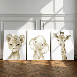 Safari Tier Wand Kunst 3er Set, Dschungel Tier Kinderzimmer Dekor, Löwe Giraffe Elefant Drucke, Gender Neutral Kinderzimmer Wandkunst, gerahmte Leinwand