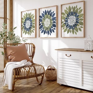 Blauwgroene bloemen muurdecoratie: Landelijke bloemenstijl slaapkamer badkamer set van 3 ingelijste, canvas of kunstprints WC afbeelding 4