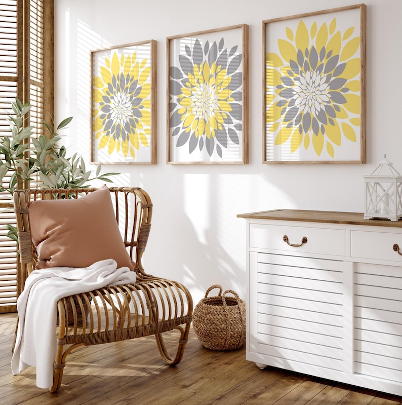 Decoración de pared con flores amarillas y grises: Juego de 3 piezas con motivos florales para dormitorio y baño - Enmarcadas, en lienzo o láminas artísticas. imagen 3
