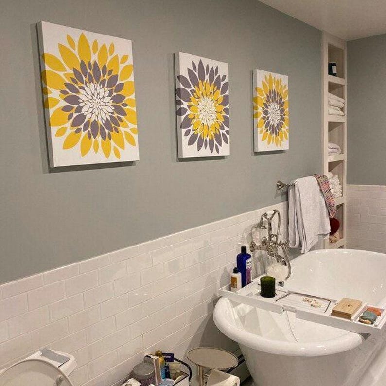 Decoración de pared con flores amarillas y grises: Juego de 3 piezas con motivos florales para dormitorio y baño - Enmarcadas, en lienzo o láminas artísticas. imagen 4