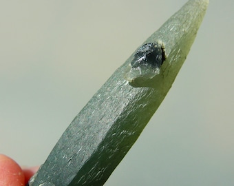 PRASEM Natural olive green crystal with actinolite Prasio Serifos GREECE 40mm