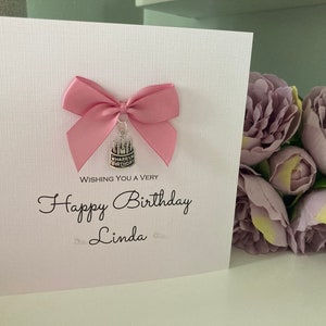 Tarjeta de cumpleaños de lujo personalizada con lazo en varios colores y adorno de tarta.