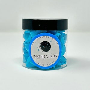 Inspirationsglas - Ein Glas mit Papiersternen, gefüllt mit inspirierenden Zitaten zur Beruhigung und Motivation für ein dringend benötigtes Papier, hol mich ab