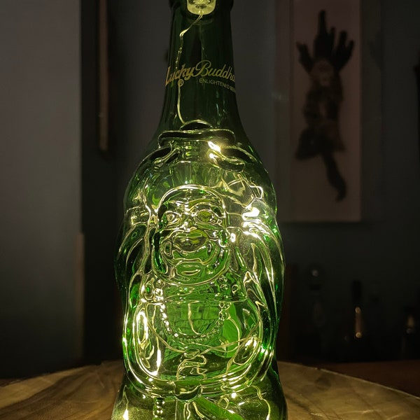 Lucky Buddha Bierflasche Lampe Aufladen Tragbare Deko Anlass Upcycled Handarbeit Twist Light China Grün Glas Kork Leder Jute Borte