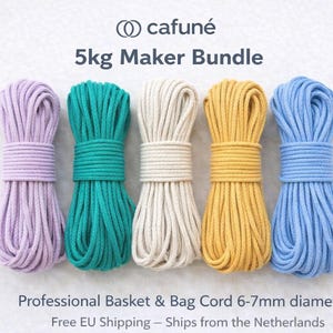 Op de afbeelding: Vijf bundels macramékoord in pasteltinten: lavendel, turquoise, crème, mosterdgeel en hemelsblauw. Elke bundel is vastgezet met een bijpassende band. De afbeelding bevat tekst: "cafuné 5kg Maker Bundle" en "Professional Basket & Bag Cord 6-7mm diameter."