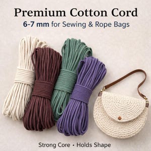 Può includere: Matasse di cordoncino di cotone premium nei colori crema, bordeaux, verde e viola, con una borsa abbinata. Il testo recita "Premium Cotton Cord 6-7 mm for Sewing & Rope Bags" e "Strong Core • Holds Shape."
