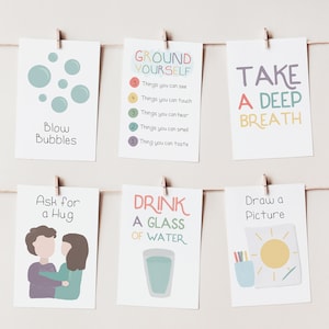 Puede incluir: Seis tarjetas coloridas con diferentes actividades para ayudarte a conectar con la realidad. Las tarjetas incluyen actividades como soplar burbujas, respirar profundamente, pedir un abrazo, beber un vaso de agua y dibujar un dibujo.