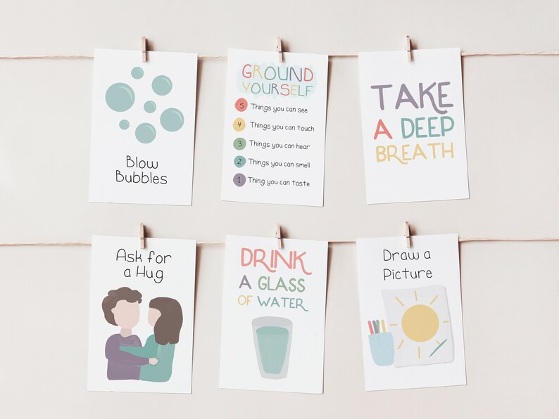 Puede incluir: Seis tarjetas coloridas con diferentes actividades para ayudarte a conectar con la realidad. Las tarjetas incluyen actividades como soplar burbujas, respirar profundamente, pedir un abrazo, beber un vaso de agua y dibujar un dibujo.