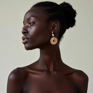 Afrikanische hölzerne Knochenohrringe