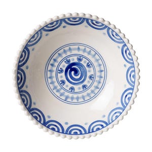 Könnte beinhalten: Eine weiße Keramikschale mit blauem, handgemaltem Design. Die Schale hat eine zentrale Spirale und konzentrische Kreise mit einem gewellten Rand. Das Blau-Weiß-Farbschema verleiht der Schale ein klassisches, dekoratives Aussehen.