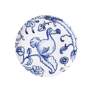 Op de afbeelding: Witte keramische plaat met een blauw en wit bloemmotief en een illustratie van een dodo. De plaat heeft een gedetailleerd patroon van bloemen en bladeren, wat een klassieke, elegante uitstraling creëert. Een decoratief stuk om te serveren of tentoon te stellen.