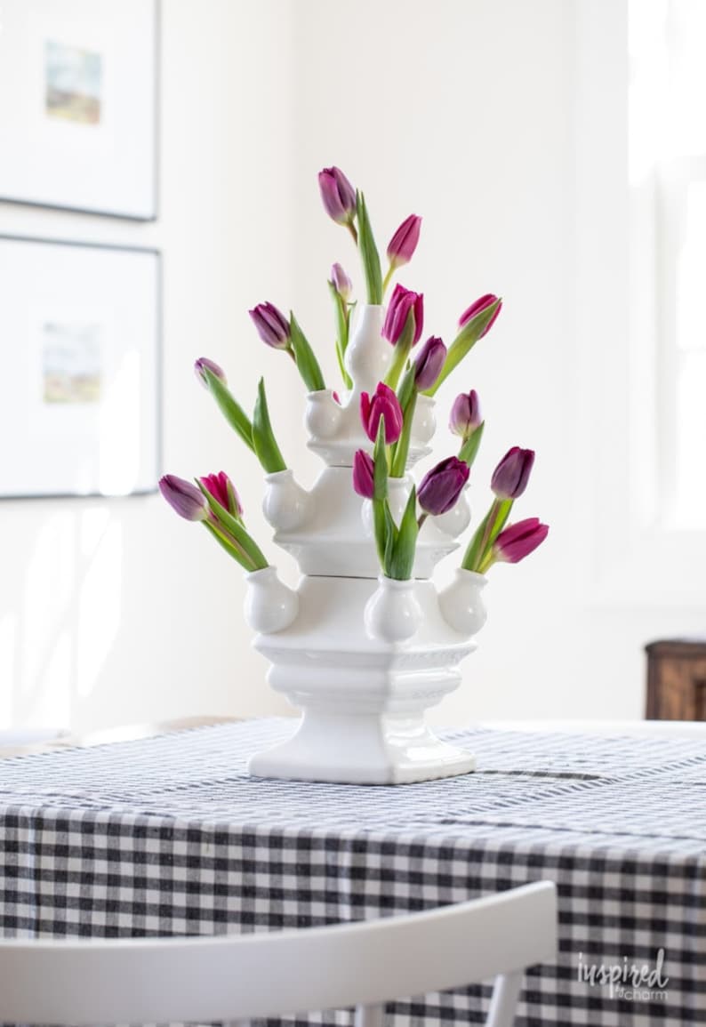 Delfter weiße Tulpenvase im dreiteiligen Pyramidenstil, Tulipiere Bild 4