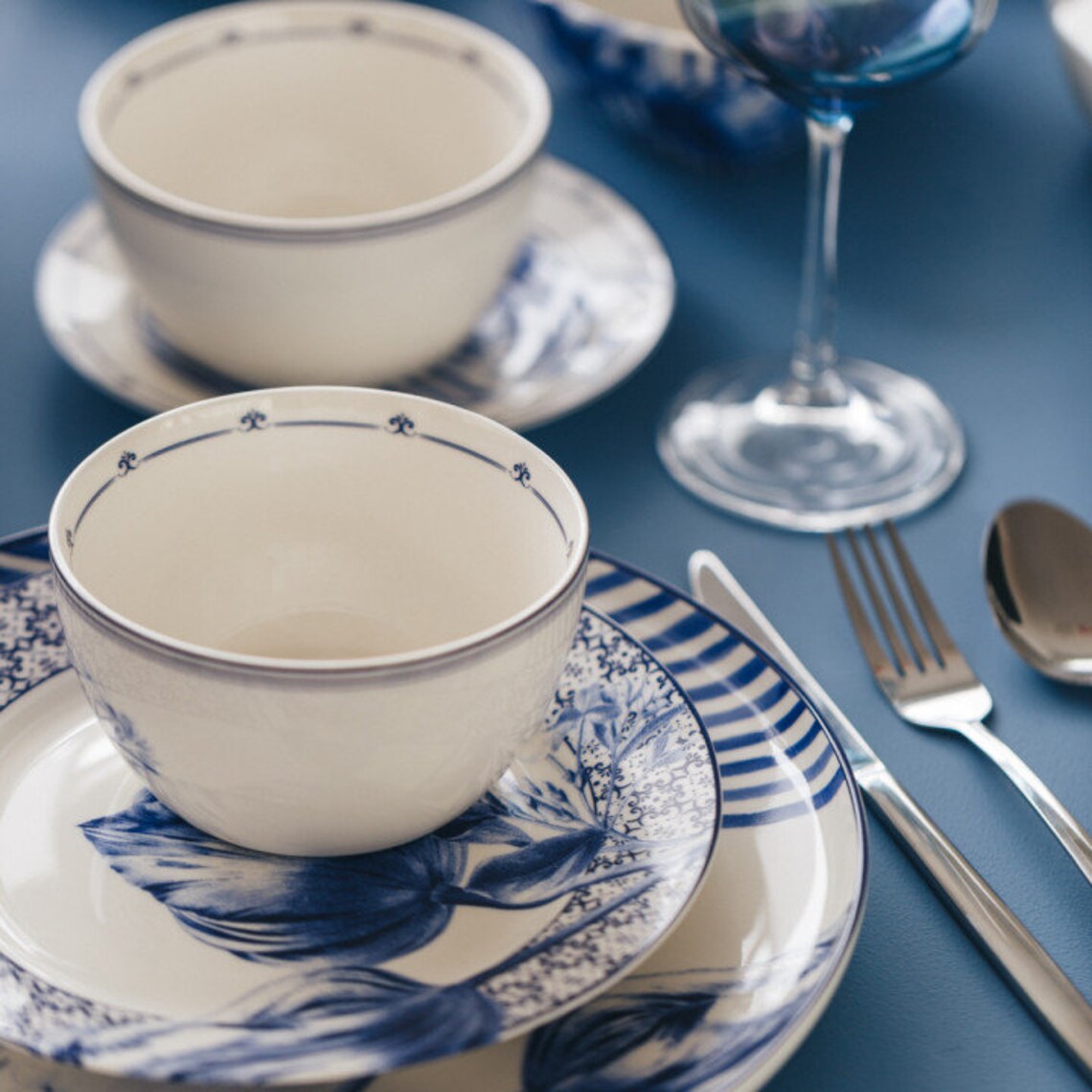 Set of 4. Delft Blue Dinner Plate With a Lush Tulip and Bold Etsy