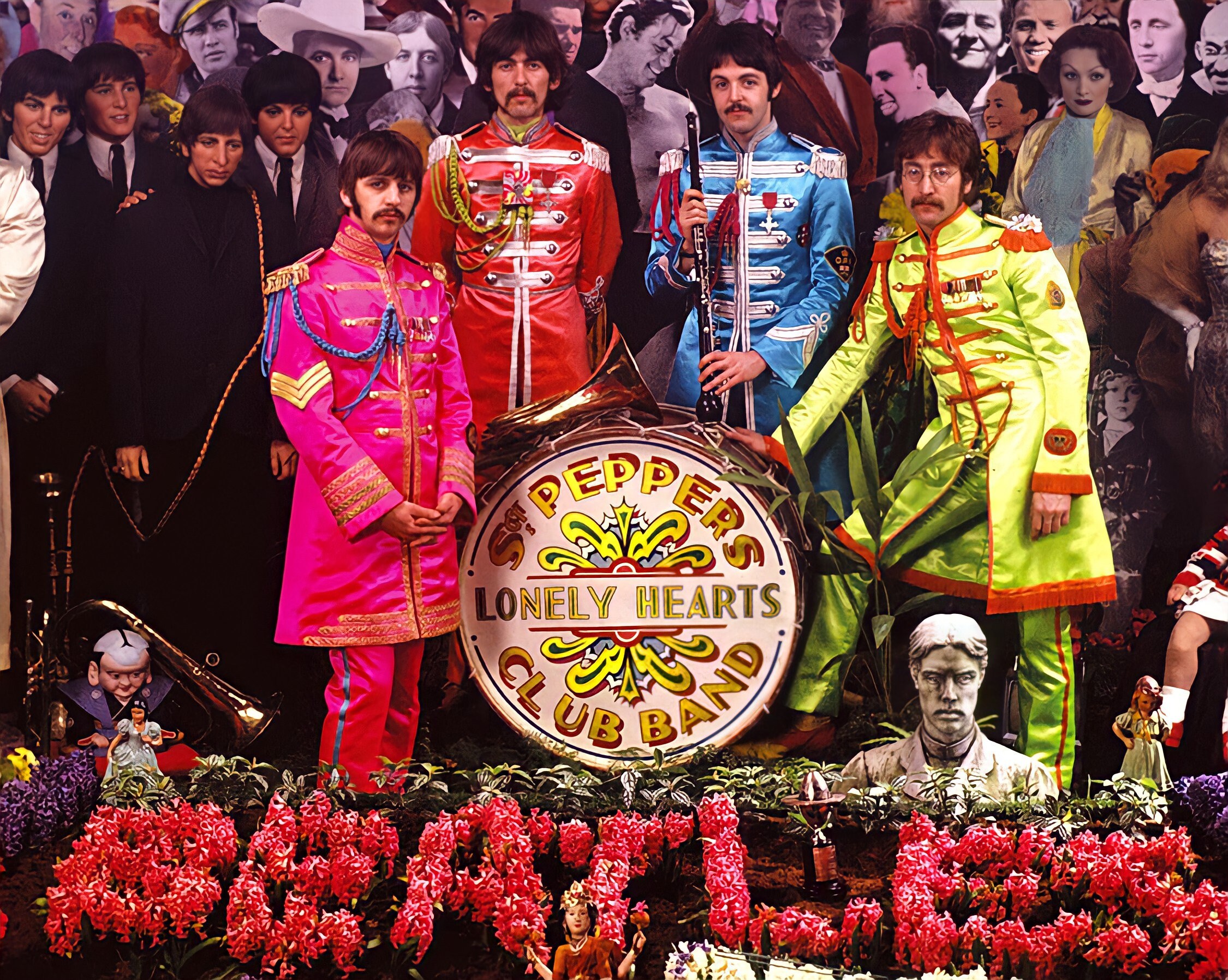 Beatles sgt pepper lonely. Битлз сержант Пеппер. The Beatles Sgt. Pepper's Lonely Hearts Club Band 1967. Обложка Битлз сержант Пеппер. The Beatles Sgt. Pepper's Lonely Hearts Club Band обложка.