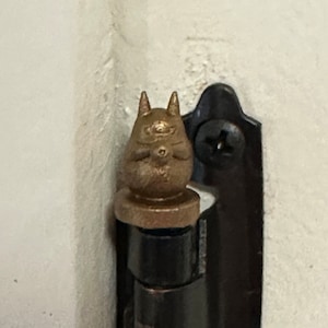 Cabezal de bisagra inspirado en criaturas del bosque