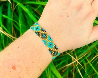 Türkis Perlen Armband: Goldakzent, verstellbarer Boho Schmuck