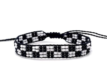 Puede incluir: Pulsera de cuentas blancas y negras con cordón negro y cierre ajustable de nudo deslizante.