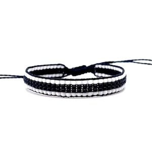 Bracciale a strisce bianche e nere, Bracciale con perline per uomo, Bracciale con perline con filo nero, Bracciale per coppie regolabile, Gioielli Surfer con perline di semi