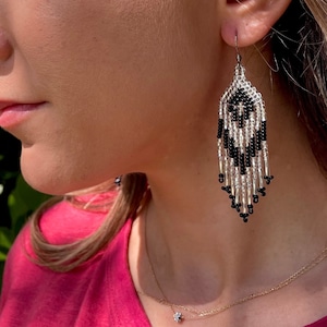 Kroonluchteroorbellen met zwarte rocailles: sierlijke boho-hanger
