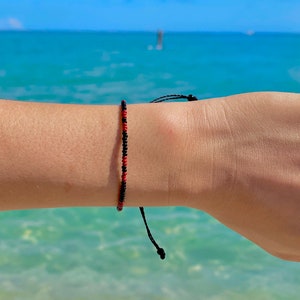 Bracciale in corda di perline nere e rosse, bracciale in cera nera, bracciale minimalista sottile, bracciale surfista californiano, bracciale unisex regolabile
