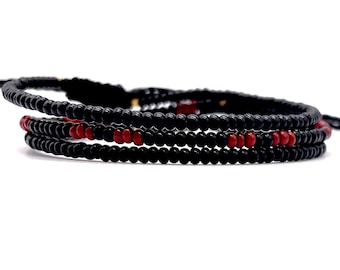 Zwarte &rode armband, minimalistische Boho armband, heren armband, womens armband, dunne kralen string armband, verstelbare Boho armbanden