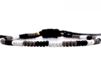 Pulsera minimalista de cuentas de semillas: cordón ajustable negro, blanco y gris
