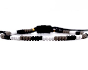 Bracelet minimaliste noir, blanc et gris, bracelet perlé mince, bracelet de perles de graines à nœud coulissant, bracelet à cordes noires, bracelet surfeur