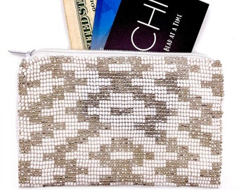 Monedero artesanal con cuentas: Estuche blanco estilo boho con cremallera y cristales.
