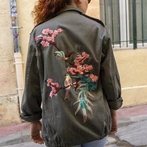 Veste militaire Vintage customisée branches de cerisier et oiseaux . Tailles disponibles en S M M/L faites à la demande. Me contacter image 3