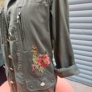 Veste militaire vintage customisée fleurs brodées et sequins Tailles disponibles en S M M/L faites à la demande. Contact en mp image 4