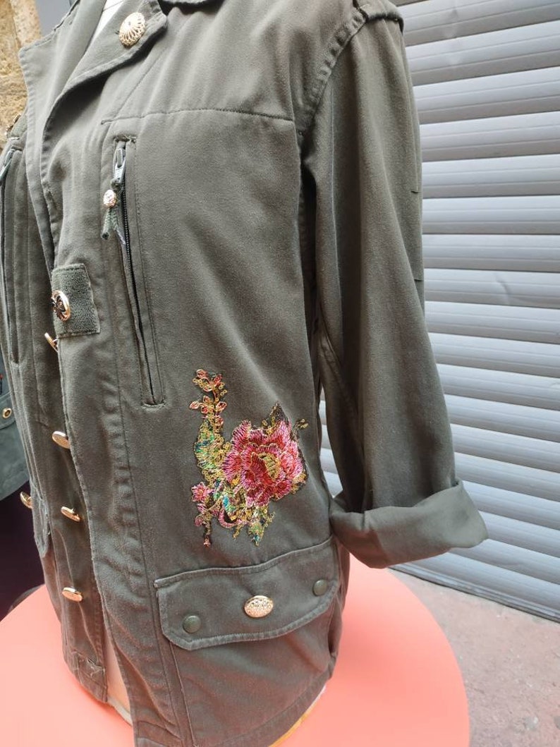 Veste militaire vintage customisée fleurs brodées et sequins Tailles disponibles en S M M/L faites à la demande. Contact en mp image 4