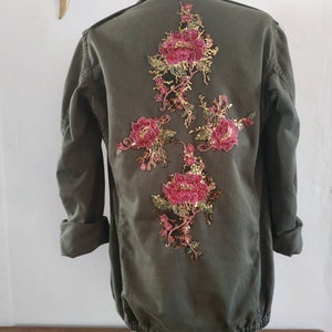 Veste militaire vintage customisée fleurs brodées et sequins Tailles disponibles en S M M/L faites à la demande. Contact en mp image 2