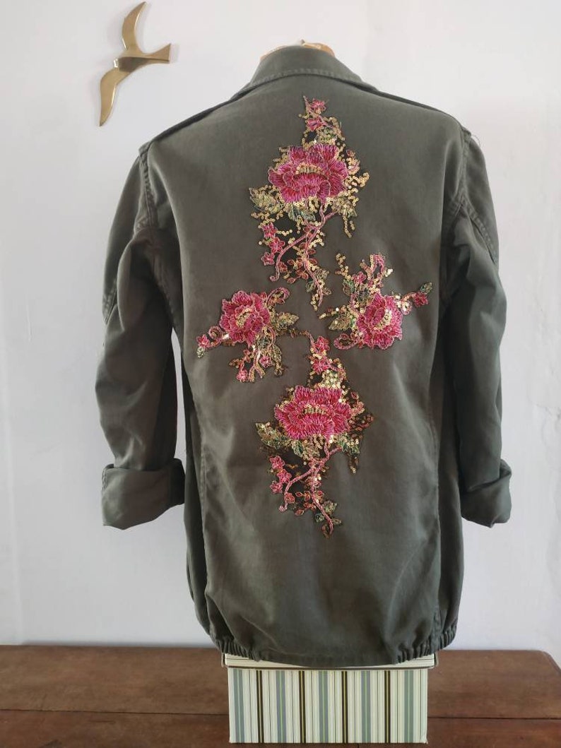 Veste militaire vintage customisée fleurs brodées et sequins Tailles disponibles en S M M/L faites à la demande. Contact en mp image 2