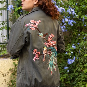 Veste militaire Vintage customisée branches de cerisier et oiseaux . Tailles disponibles en S M M/L faites à la demande. Me contacter image 8