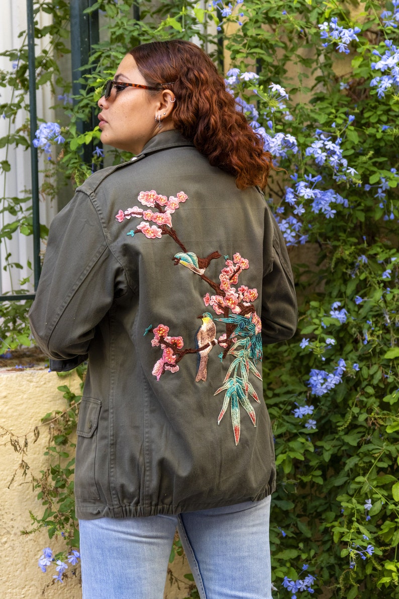 Veste militaire Vintage customisée branches de cerisier et oiseaux . Tailles disponibles en S M M/L faites à la demande. Me contacter image 8